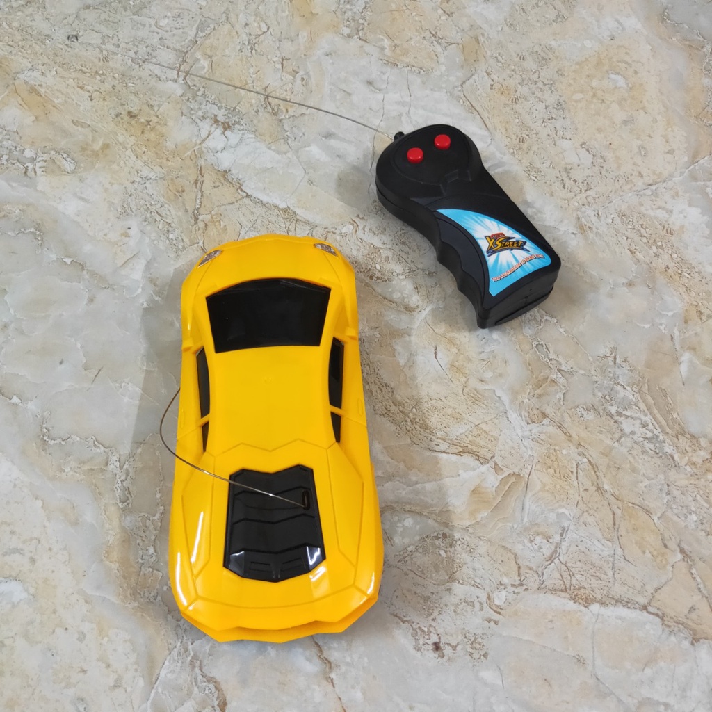 Đồ chơi Xe Mô hình Ô tô có điều khiển từ xa chạy bằng pin AA