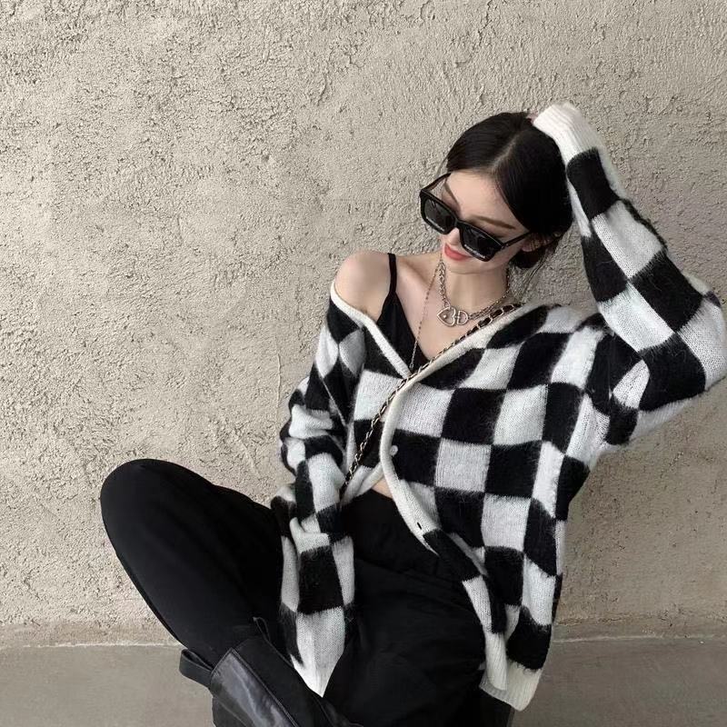 Áo Khoác Sweater Dệt Kim Cổ Chữ V Họa Tiết Sọc Trắng Đen Phong Cách Hàn Quốc