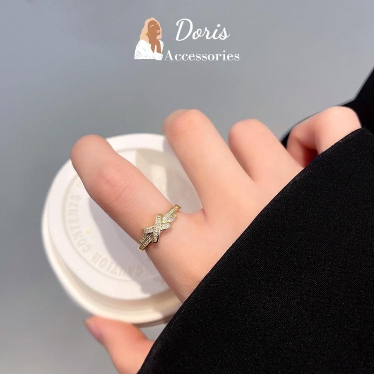 Nhẫn đeo tay cho nữ Doris mặt chữ X đính đá nhân tạo viền quanh, chất liệu titan mạ vàng phong cách retro NT_N014