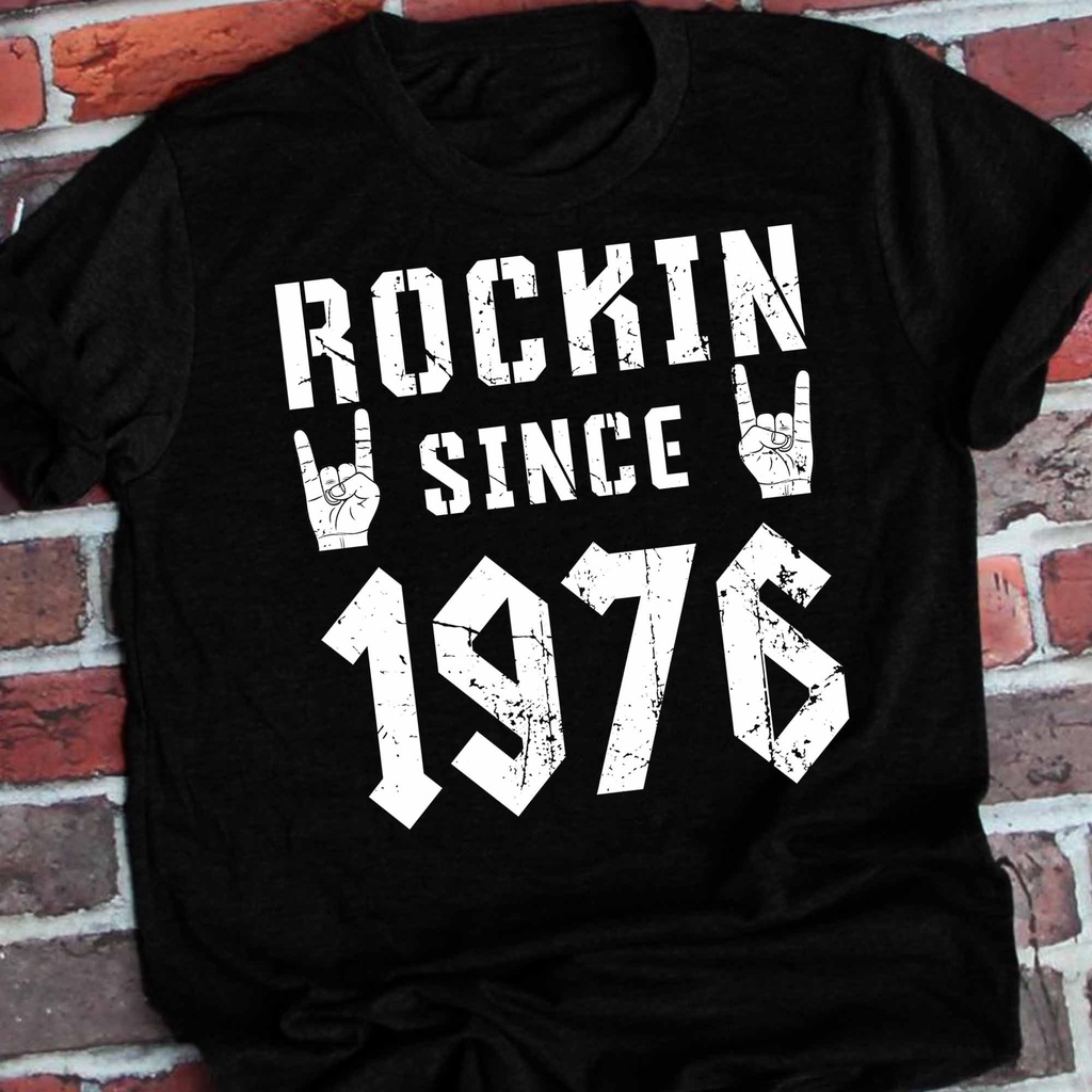 Áo Thun Ngắn Tay In Chữ 45Th Birthday Cá Tính Rockin từ năm 1976. Áo Sơ Mi Sinh Nhật Năm 1976 Cho 45 Tuổi. Món Quà Sinh Nhật Thứ 45 Cho Nam Và Nữ V