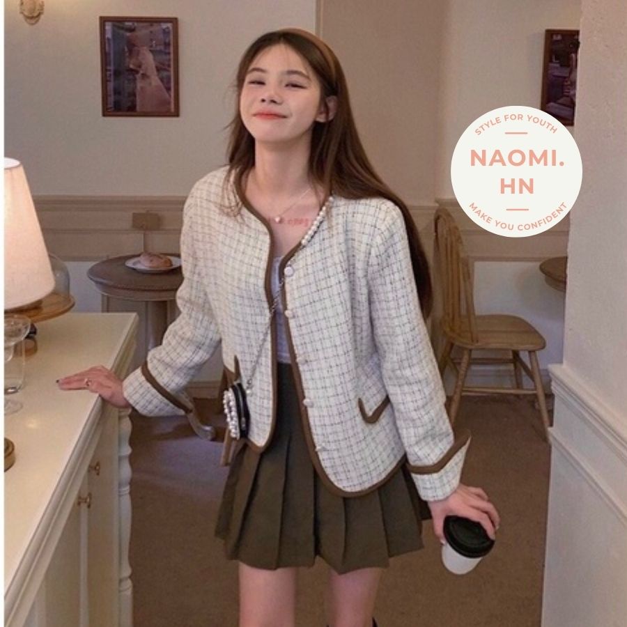 Set áo khoác dạ croptop dài tay viền nâu kèm chân váy tenis nâu ngắn. Áo khoác cadigan dạ kèm chân váy xếp ly.