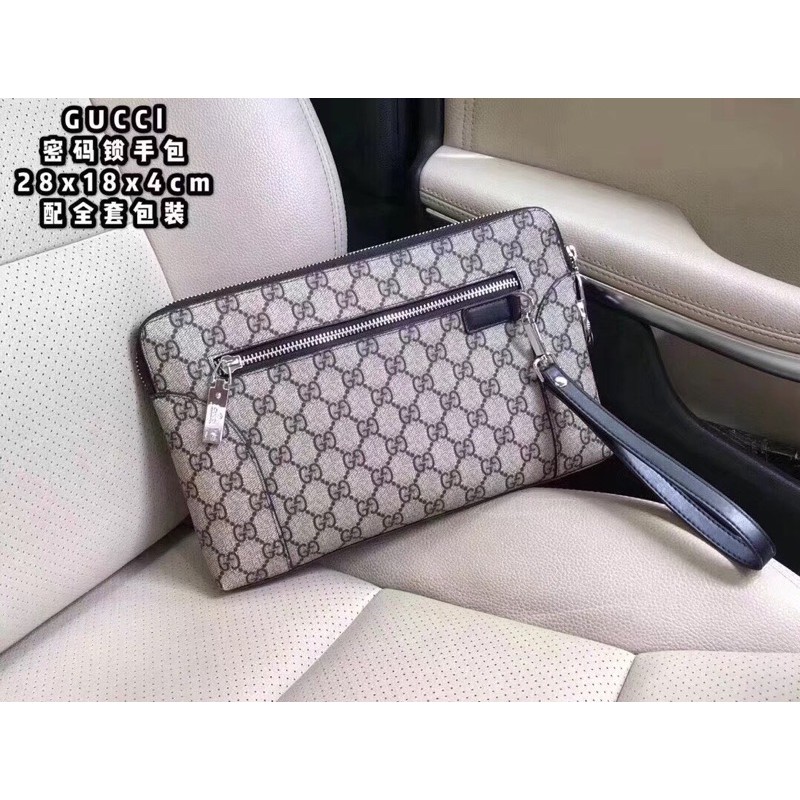 ví tab đứng cầm tay da in hoạ tiết huy hiệu đính chữ G đôi mặt trước gucci Gc gG