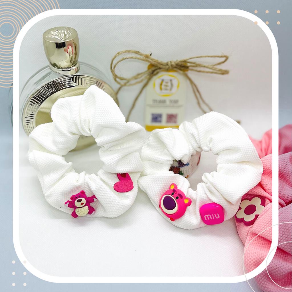 DÂY BUỘC TÓC SCRUNCHIES GẮN CHARM GẤU DÂU XINH XẮN