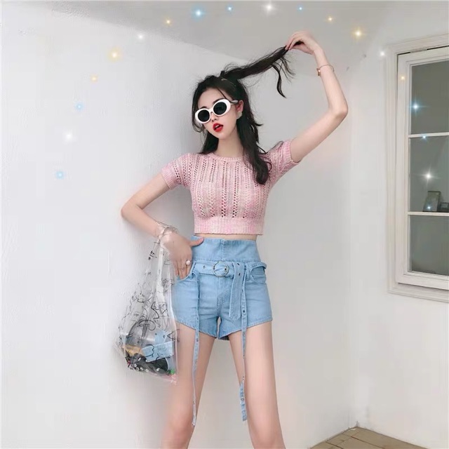 Set áo croptop len kết hợp quần shorts jean dây phá cách