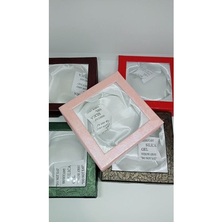 Hộp đựng vòng nắp kính tráng bóng cao cấp.