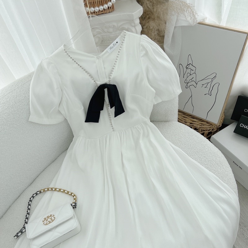 ĐẦM MIDI TRẮNG CỔ V NƠ ĐEN CHẠY HẠT ĐÁ