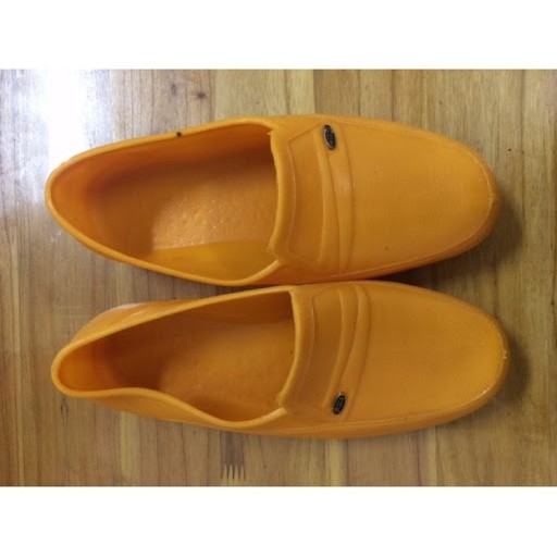 giày nhựa nam màu vàng