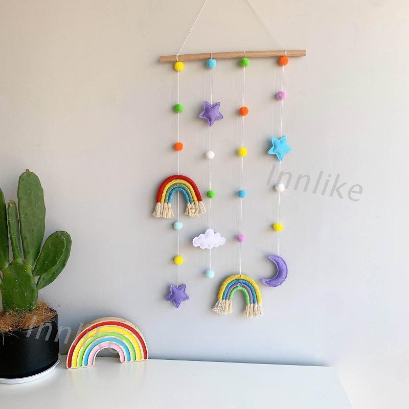 Giá treo kẹp tóc với các quả Pompom nhiều màu sắc để trang trí phòng