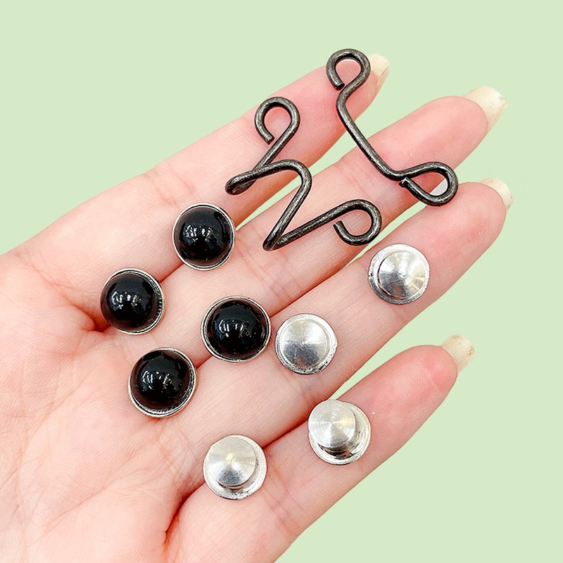 Phụ kiện ghim cài cho áo quần có thể dùng như khóa cài cố định lưng quần.