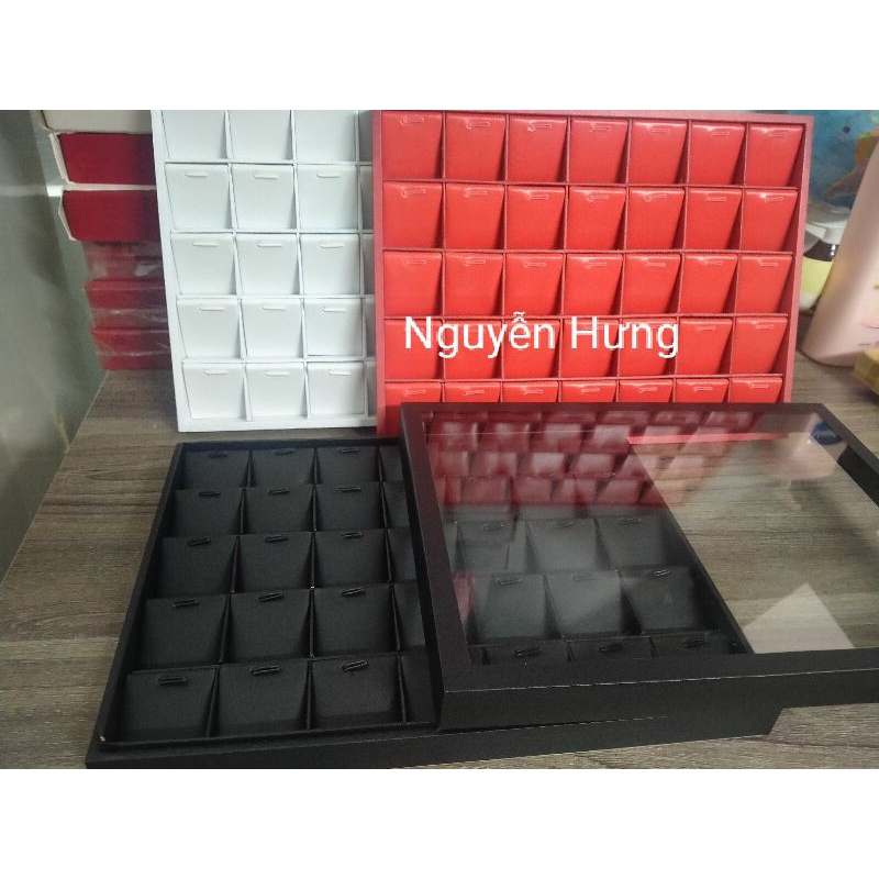 Khay trưng mặt dây chuyền bằng da có nắp kính