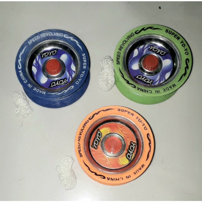 Một con quay s_Yo_Yo_s bằng nhựa và kim loại