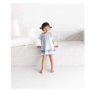 Váy Zara thêu hoa bé gái