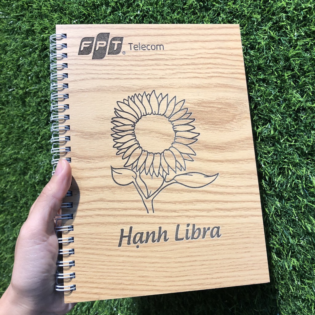 Sổ bìa gỗ khắc theo yêu cầu hình bông hoa hướng dương