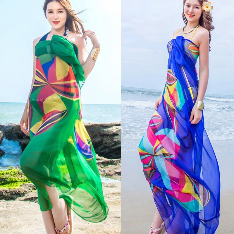 Khăn choàng chất liệu voan họa tiết độc đáo dùng khi đi biển