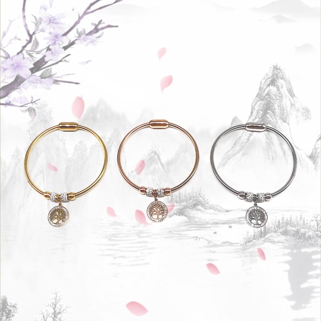 Vòng kim loại với charm họa tiết hình cây