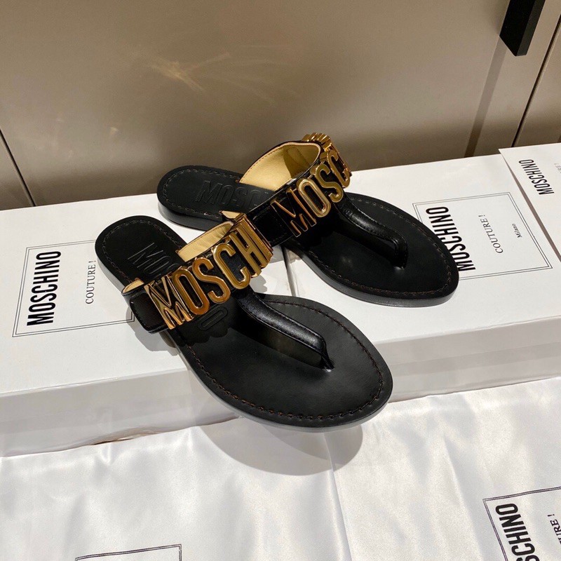 Dép xỏ ngón đế cao quai đính logo chữ đế 3.5cm moschino