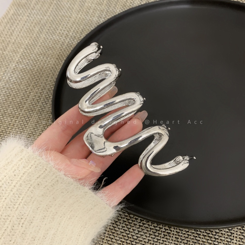 Kẹp Tóc Hình Cá Mập Bằng Kim Loại Uốn Cong Cho Nữ