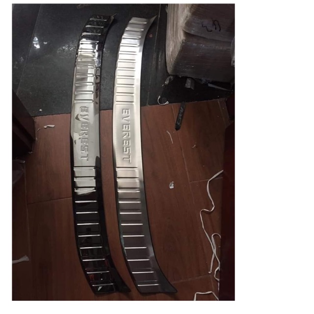 Ốp bậc cốp ngoài titan,innox  everest 2019