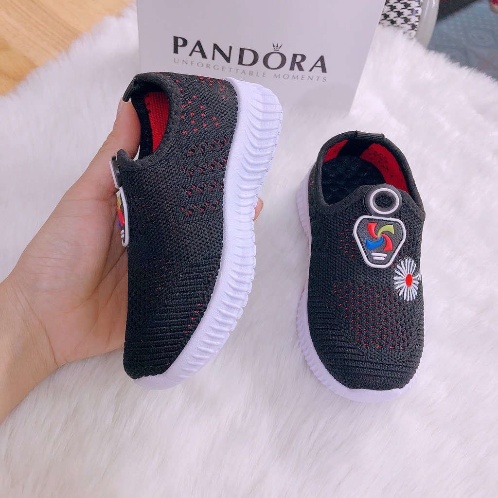 GIÀY RẺ - Giày trẻ em hoa cúc màu đen hot trend 2020[ Hàng đủ size]