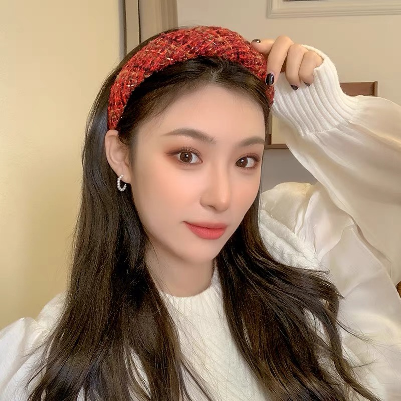 Cài tóc tông màu đỏ chủ đạo thời trang cho nữ