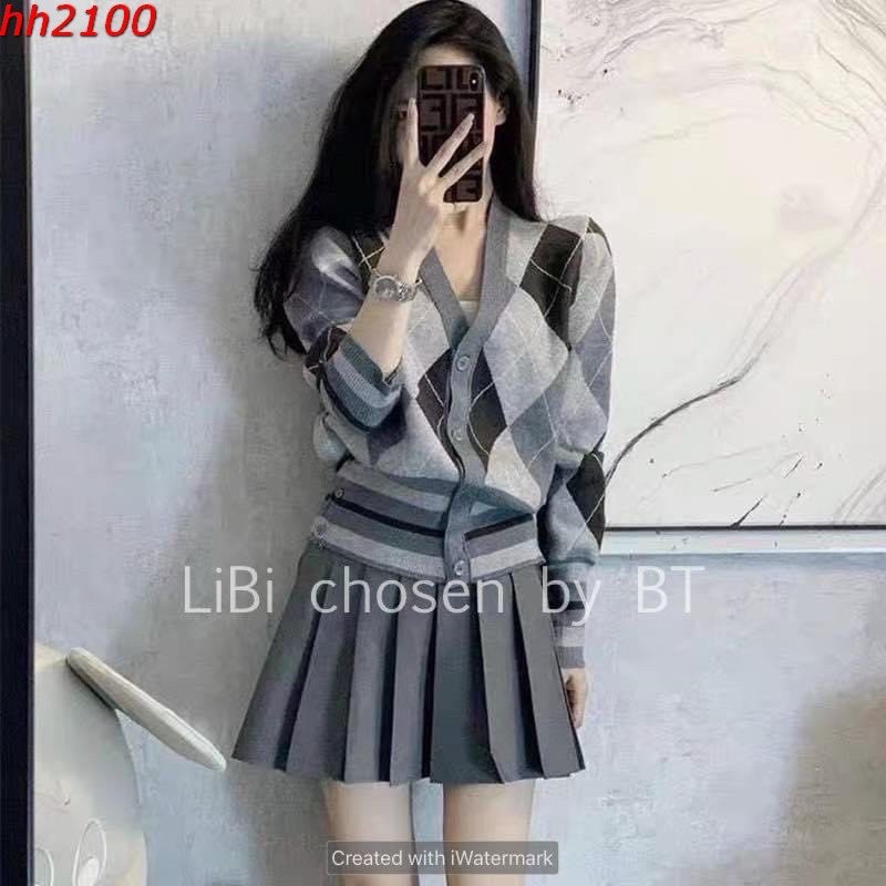 Set áo chân váy hàn Fineto9 - Áo cardigan caro xám phối chân váy xếp ly