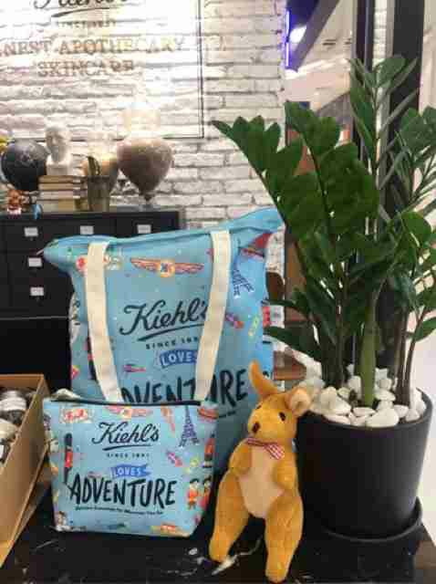 Túi tote Kiehl's Love Adventure nền xanh dương nhạt gift của kiehls Việt Nam 2020