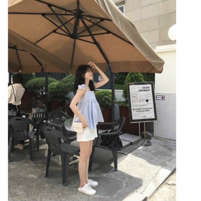 Bộ đồ áo kẻ xanh buộc nơ vai kèm quần đũi trắng