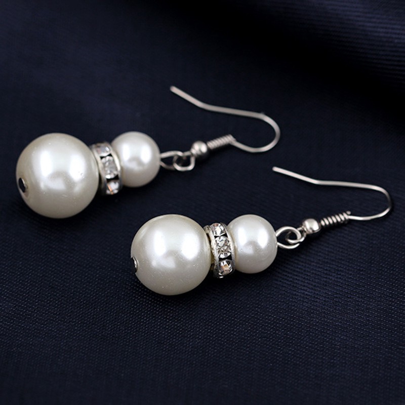 Bộ trang sức ngọc trai gồm dây chuyền hoa tai và vòng tay thiết kế sang trọng và tinh tế