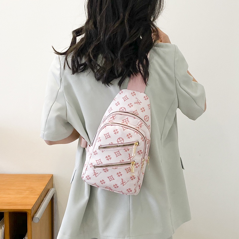 Túi xách đeo trước ngực phong cách thể thao