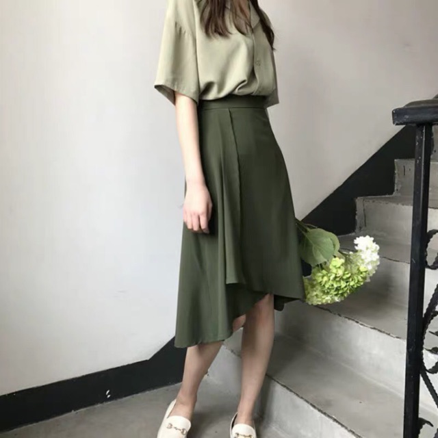 Set sơ mi xanh + chân váy lệch tà thanh lịch