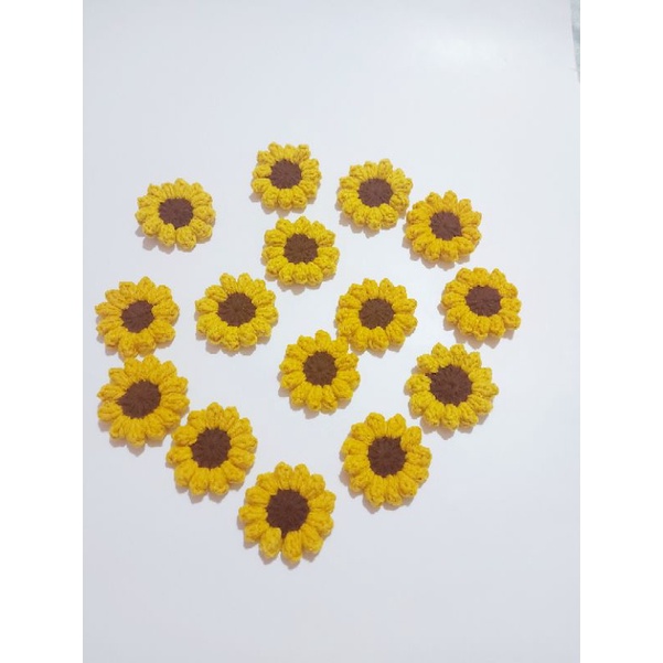 Pin cài hoa hướng dương bằng len