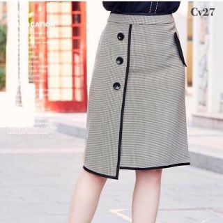 Chân váy kẻ công sở cải cúc và túi giả