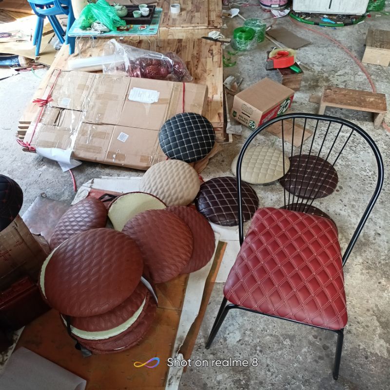 Ghế khung sắt bọc da cao cấp rất chắc chắn và thoải mái