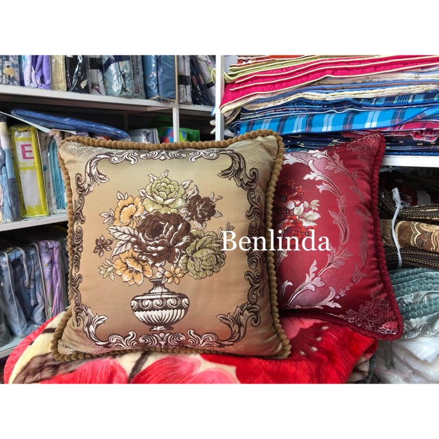 Gối tựa lụa thêu hoa
