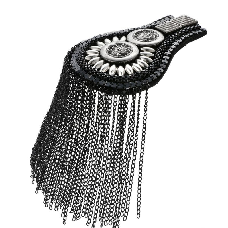 Bảng đeo trang trí vai phối tua rua độc đáo