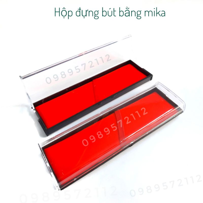 Hộp đựng bút quà tặng mika lót nỉ nhung đỏ.(1 cái)