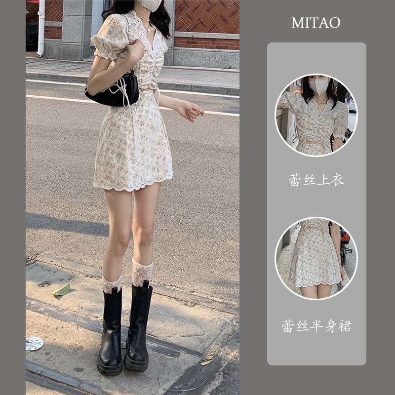 Bộ đồ hai mảnh gồm áo cổ chữ V và chân váy ngắn lưng cao có dây rút phối ren hoa thời trang cho bạn nữ (có bán lẻ)