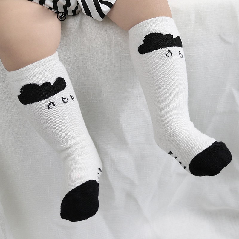 Vớ dài cotton chống trượt họa tiết hình mây mưa dễ thương cho bé