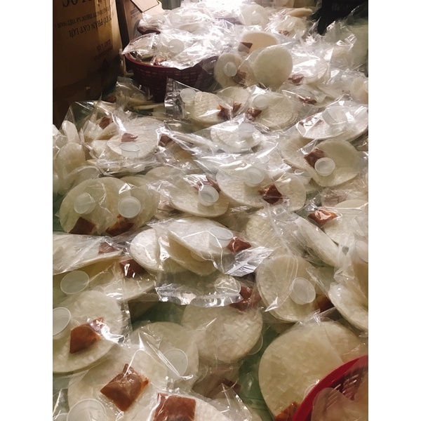 Bánh tráng chấm sốt thái