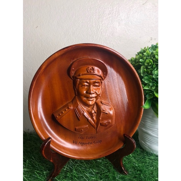 Đĩa gỗ cao cấp hình tượng vị Đại tướng Võ Nguyên Giáp đang mỉm cười rất đẹp