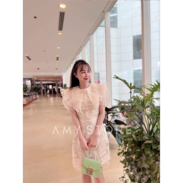 Đầm ren hoa mẫu đơn form ngắn trên gối, tay cổ lá sen