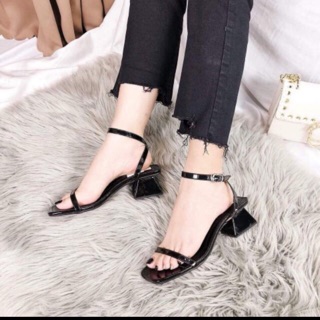 Giày sandal quai ngang mảnh, đế vuông