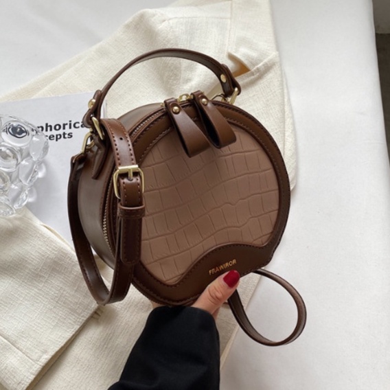Túi đeo chéo nữ dáng tròn vân rắn nâu hot trend 2023 cực xinh BAG U TOV27