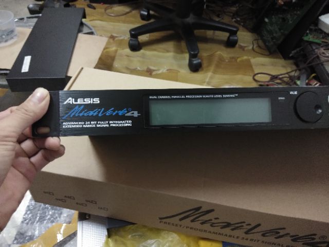 Echo rời Alesis Midiverb4