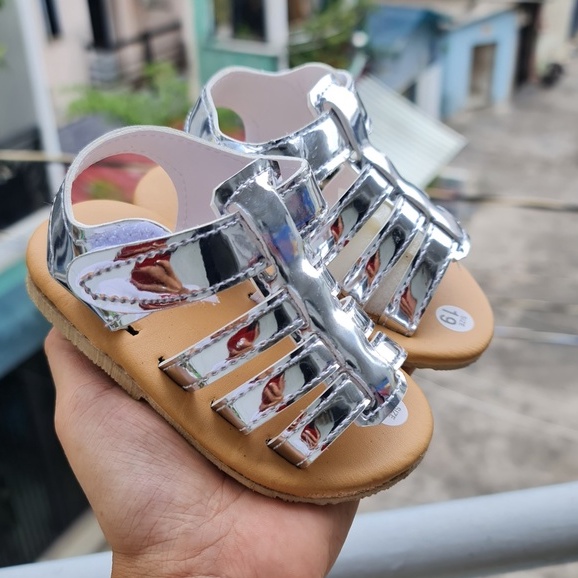 Giày chiến binh cổ thấp cho bé gái màu trắng bạc