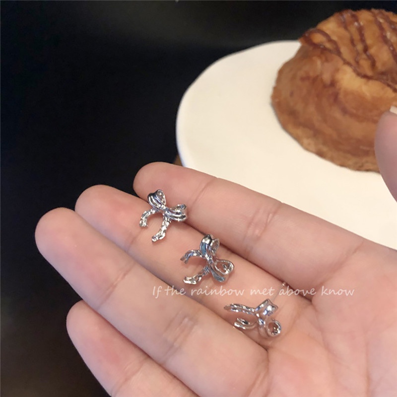 Đôi Khuyên Tai Hình Trái Tim Màu Đen Cá Tính Dành Cho Nữ