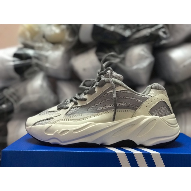Giày thể thao v2 700 static phản quang