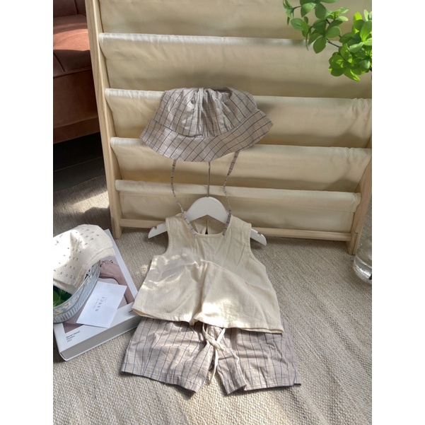 Áo + quần lửng + nón ca ro xám nhạt tay sát nách em bé Nanci room