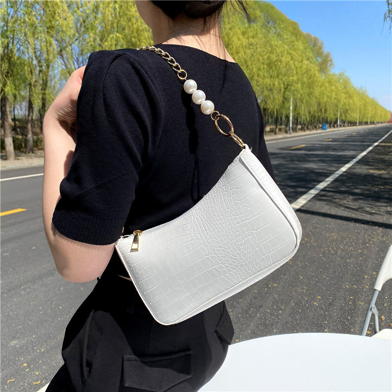 Túi đeo vai với quai xách đính ngọc trai phong cách xuân hè 2021 nữ tính