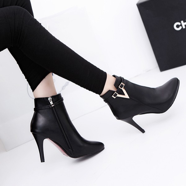 Giày boot nữ cổ ngắn sành điệu màu đen GBN9201
